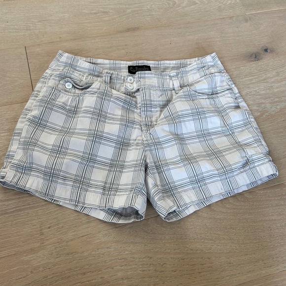 Royalty by YMI Pants - Y2K Plaid Womens White Grey Plaid Stretch Cotton Cuffed Shorts Size 10